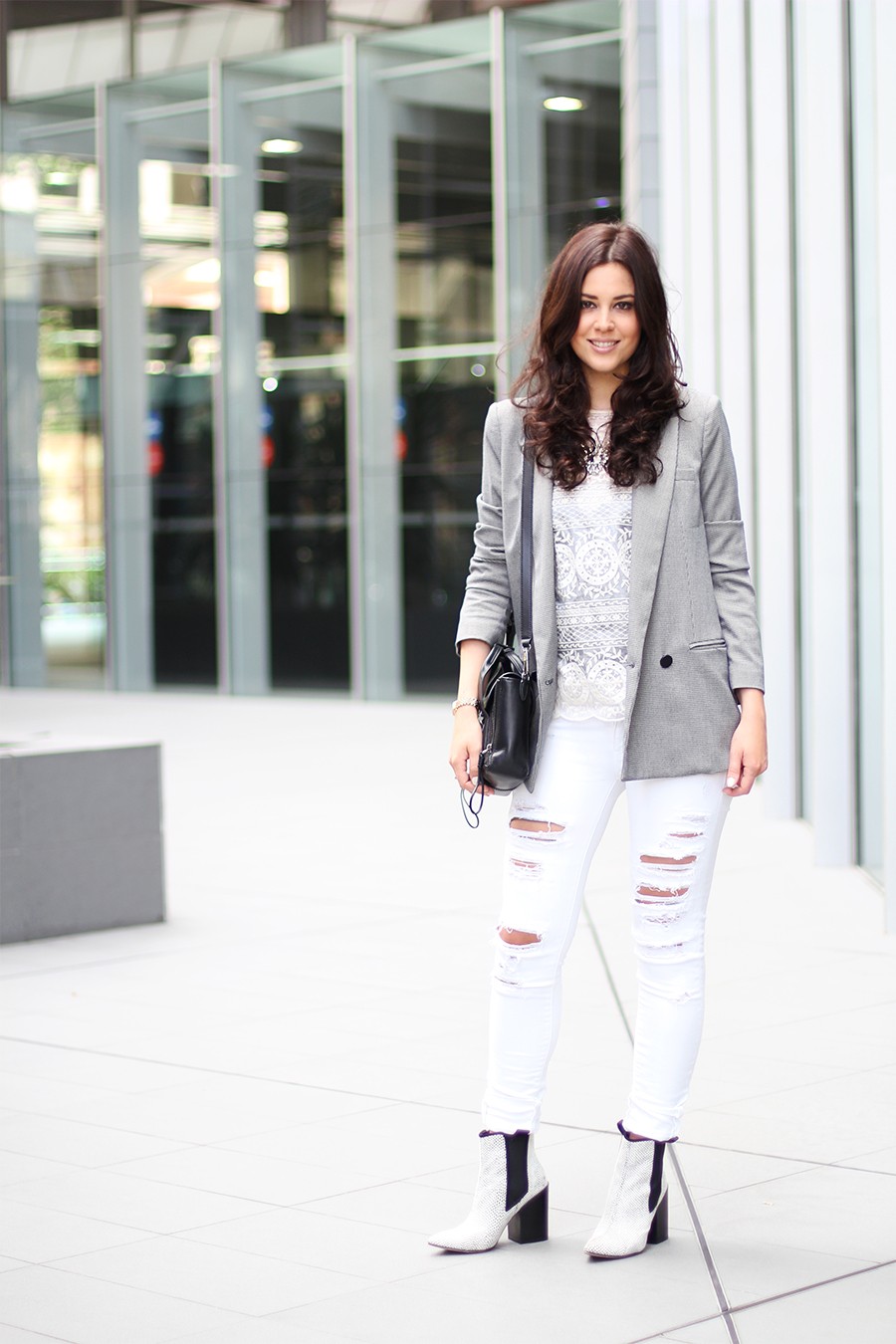 White ripped jeans - Fashion Container - Fashion and Travel blog