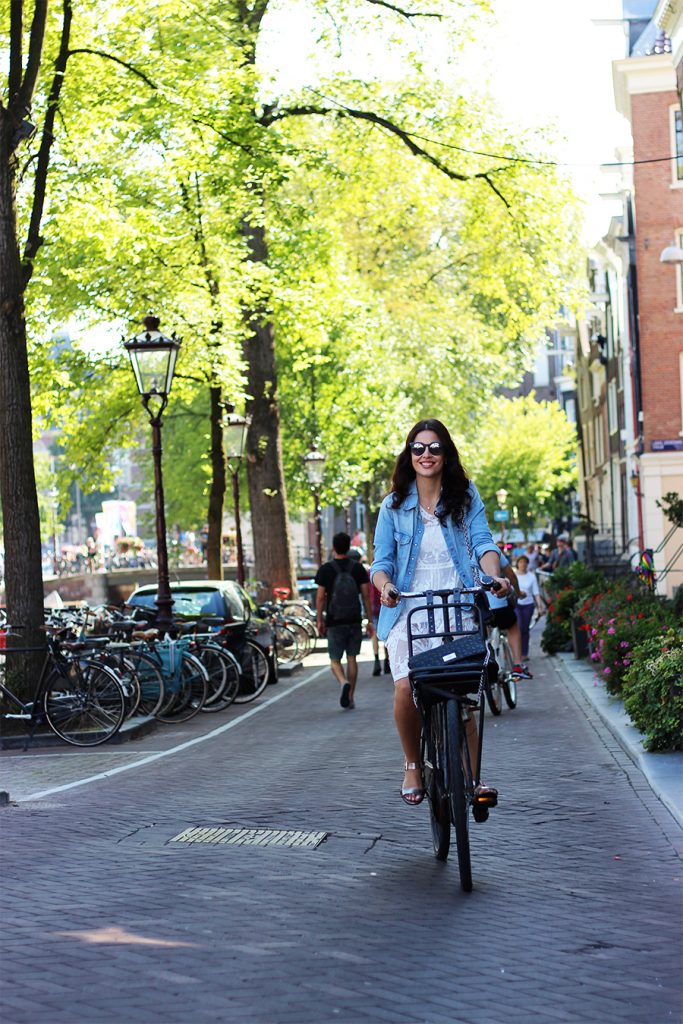 biking-in-amsterdam